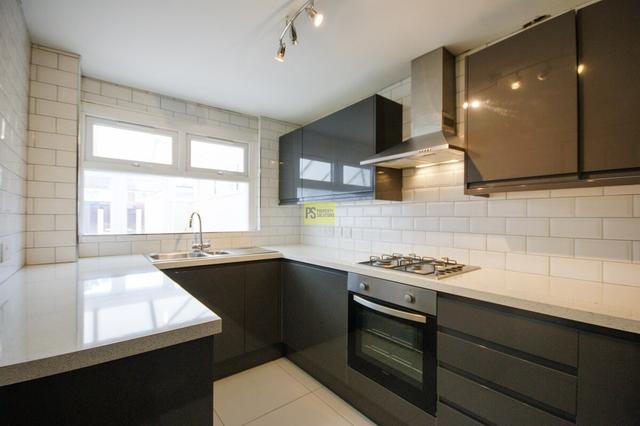 3 bed house — Lingard Close, City Centre