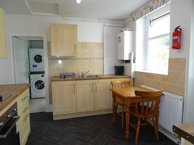 4 bed house — Meadow Street, Treforest