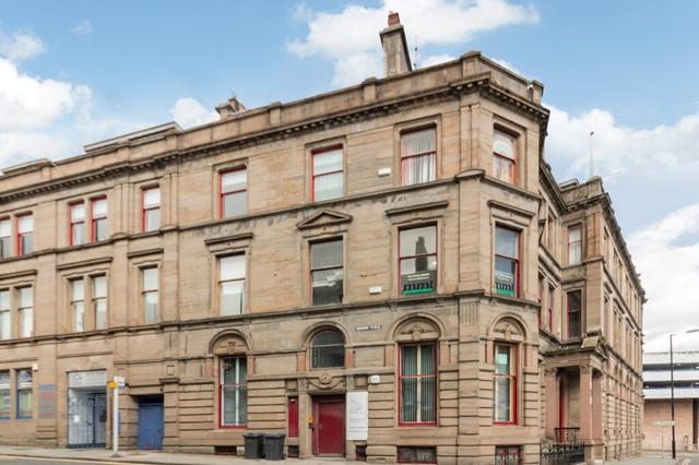 3 bed house — Victoria Road, Central