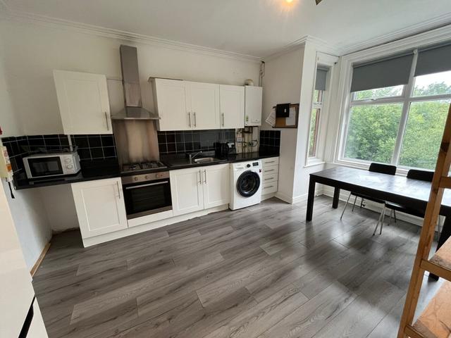 4 bed house — Hartley Avenue, Woodhouse