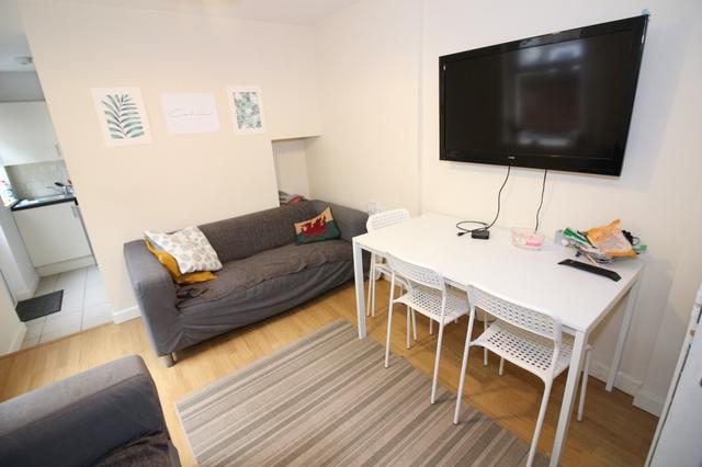 4 bed house — Keppoch Street, Roath