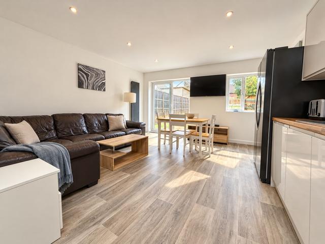 5 bed house — Calvin Road, Winton