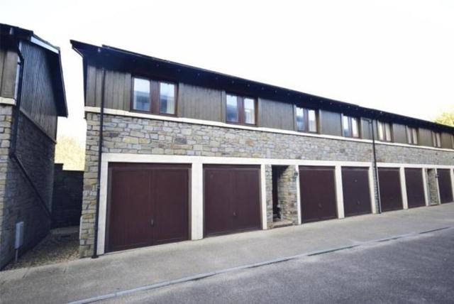 4 bed house — Vanbrugh Lane, Stoke Park