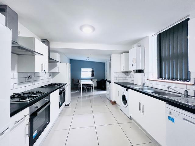 8 bed house — Kimbolton Avenue, Lenton