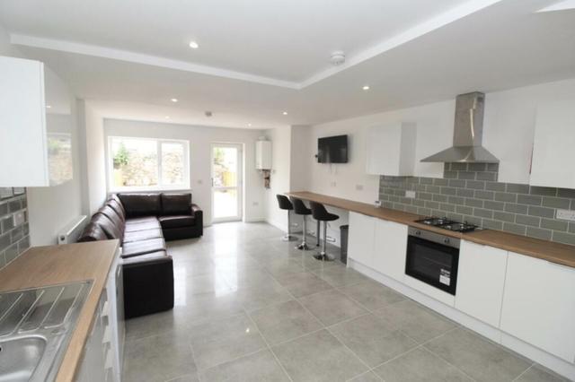 7 bed house — Darran Street, Cathays