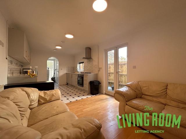 5 bed house — Strathnairn Street, Roath