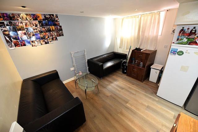 4 bed house — Thornville Grove, Hyde Park