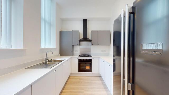 5 bed apartment — Wilmslow Road, Withington
