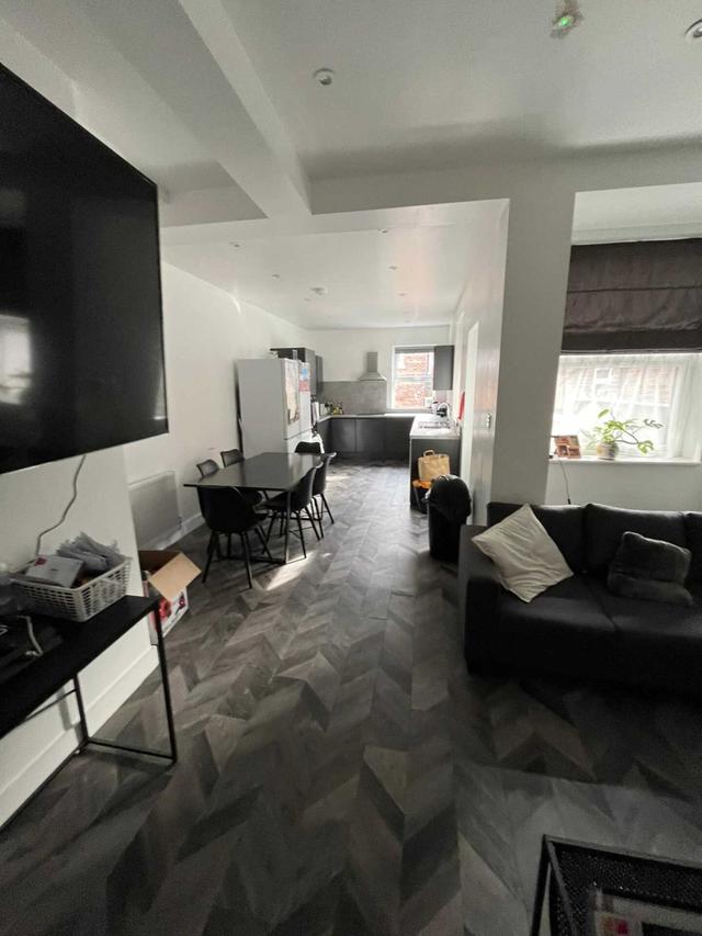 6 bed house — Furness Road, Fallowfield
