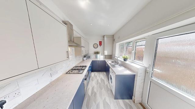 4 bed house — Burford Road, Radford