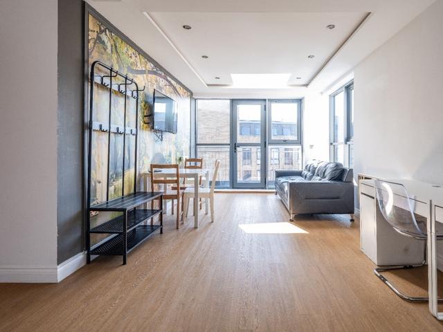 2 bed apartment — Falconars Court, City Centre