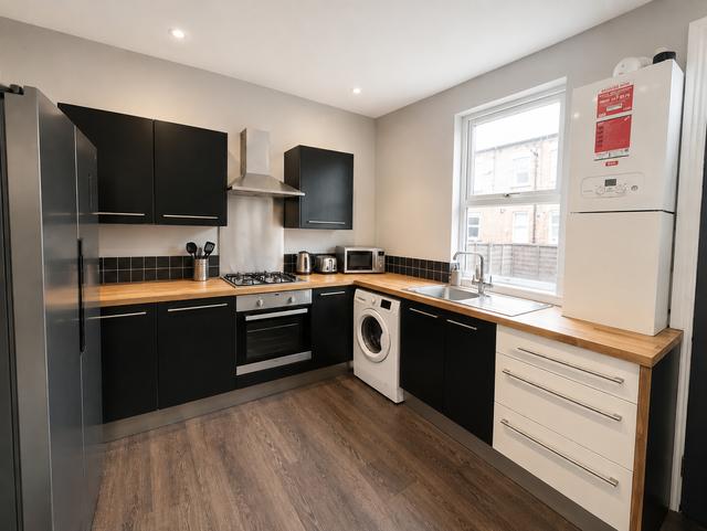 5 bed house — Newport View, Headingley