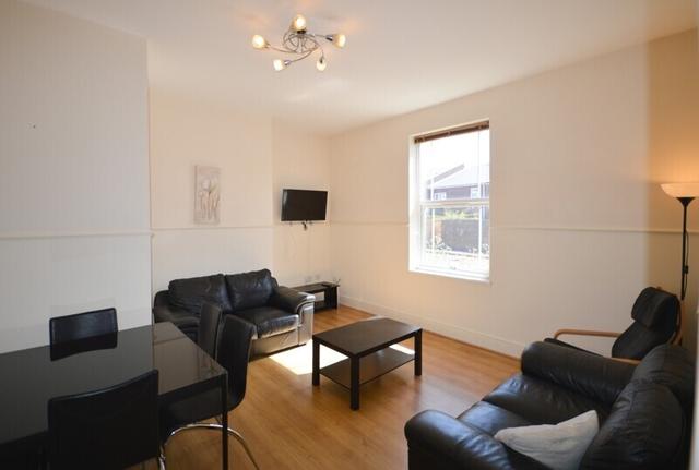 5 bed house — Chester Street, Sandyford