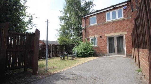 4 bed house — Broom Walk, City Centre