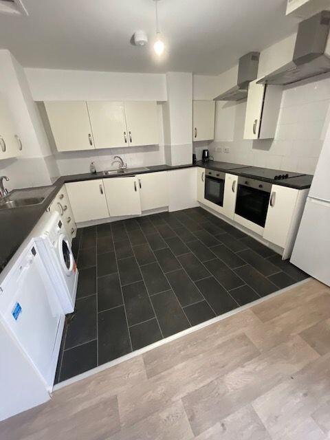 8 bed apartment — 132-136 The Parade, Town Centre