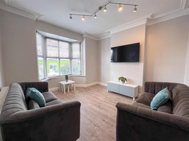 6 bed house — Holland Place, Highfield
