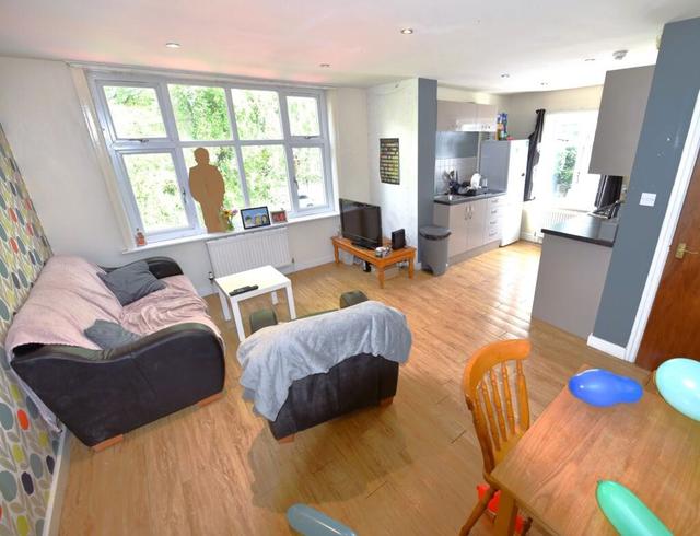 3 bed house — Otley Road, Headingley