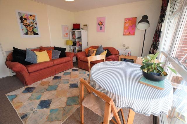 3 bed house — Hawe Close, Hales Place
