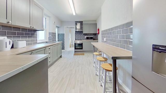 5 bed house — Queen Street, Treforest, Treforest