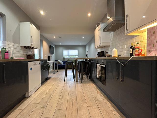 7 bed house — Mackintosh Place, Roath
