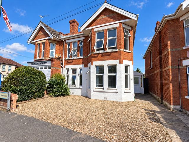 6 bed house — Alma Road, Winton