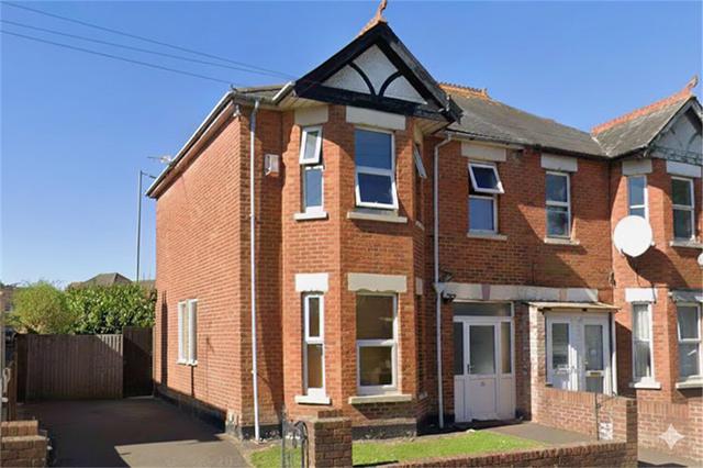 5 bed house — Richmond Park Road, Charminster