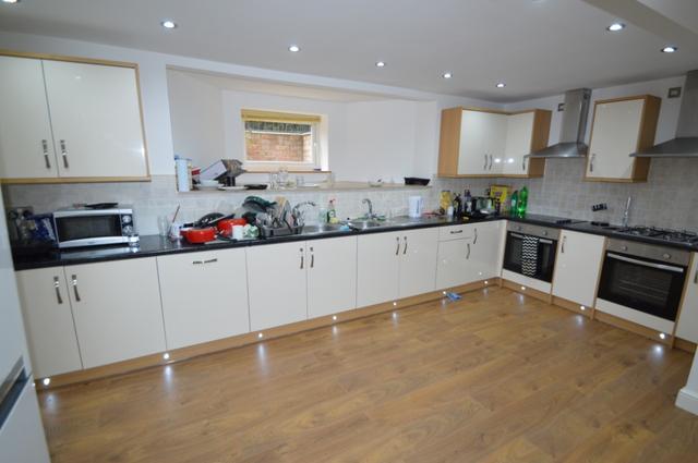 8 bed apartment — Estcourt Terrace, Headingley