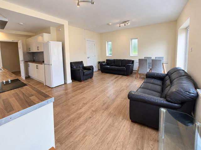 6 bed house — Columbia Road, Ensbury Park