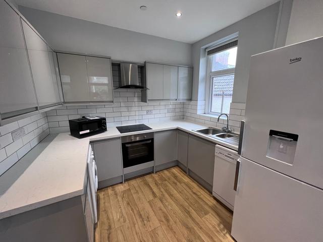 3 bed apartment — Eversley Road, Sketty