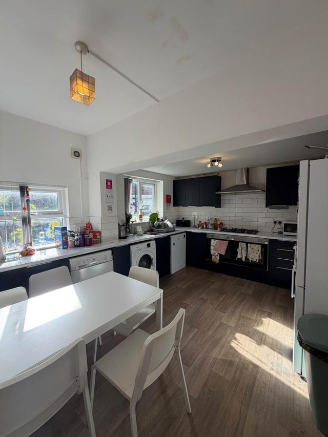 8 bed house — Wilmslow Road, Withington