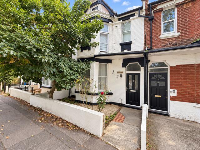 6 bed house — Churchill Road, Boscombe