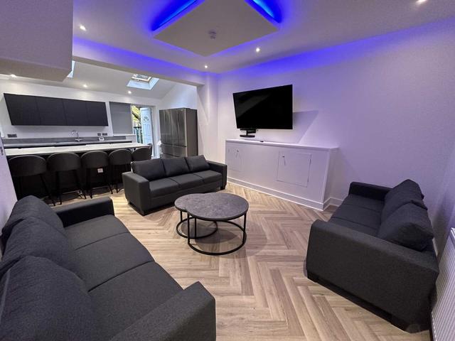 9 bed house — Albion Road, Fallowfield
