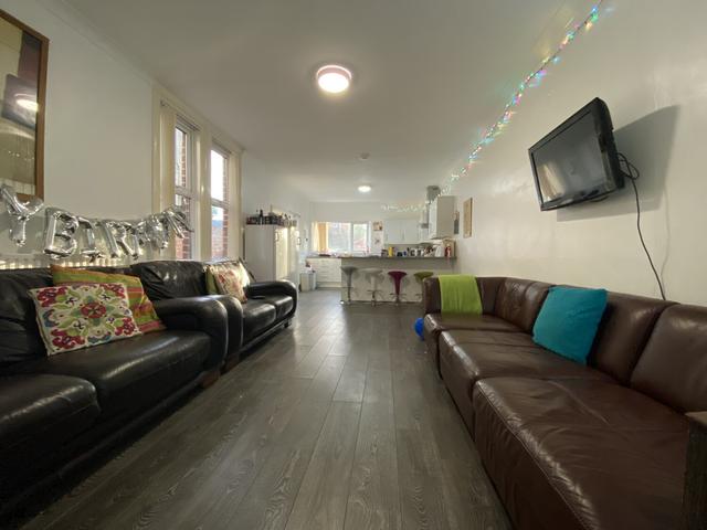 8 bed house — Connaught Road, Roath