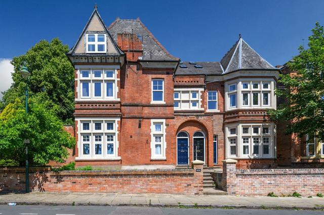 6 bed house — Burns Street, Arboretum