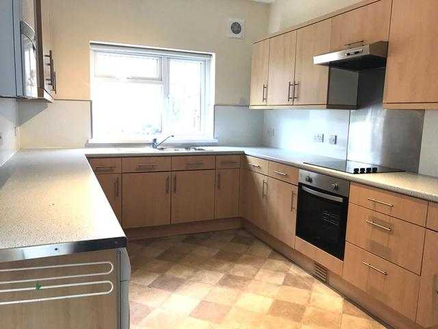 5 bed house — Beach Street, Sandfields