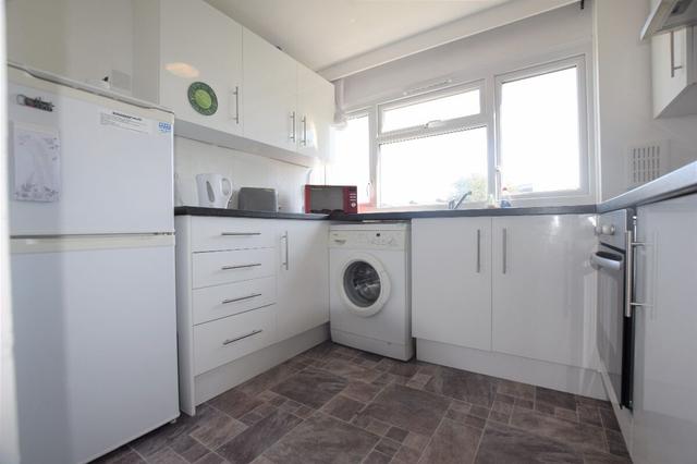 3 bed house — Hawe Close, Hales Place