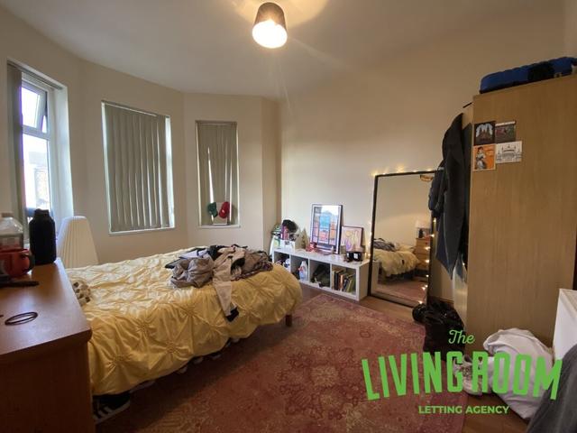 4 bed apartment — Albany Road, Roath