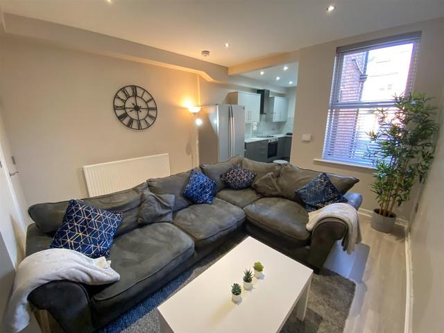 5 bed house — Queens Road, Highfield