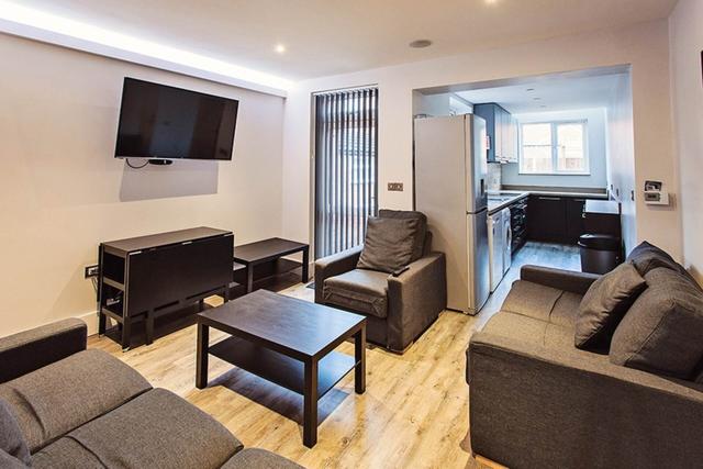 6 bed house — Shakespeare Street, Golden Triangle