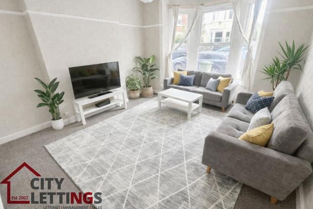 5 bed house — Burford Road, Forest Fields