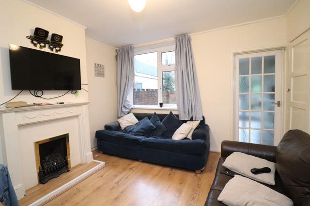 4 bed house — Wyverne Road, Cathays