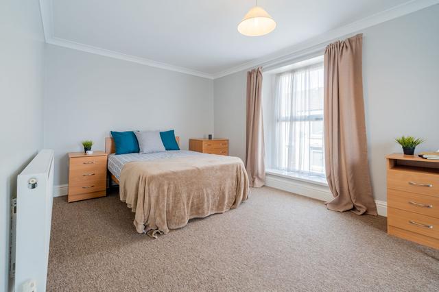 4 bed house — Western Street, Sandfields