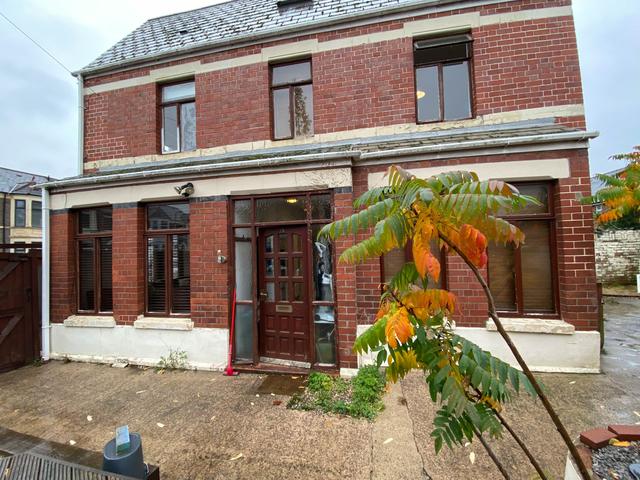 5 bed house — Manor Street, Heath