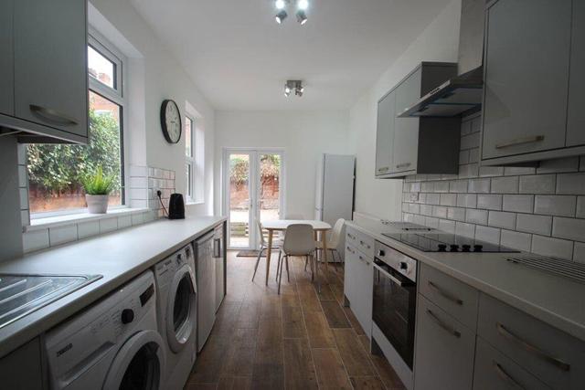 4 bed house — Howard Road, Clarendon Park