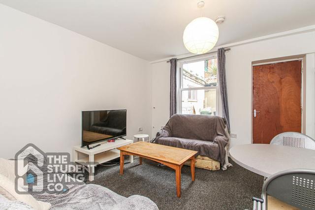 5 bed apartment — Mansfield Road, City Centre