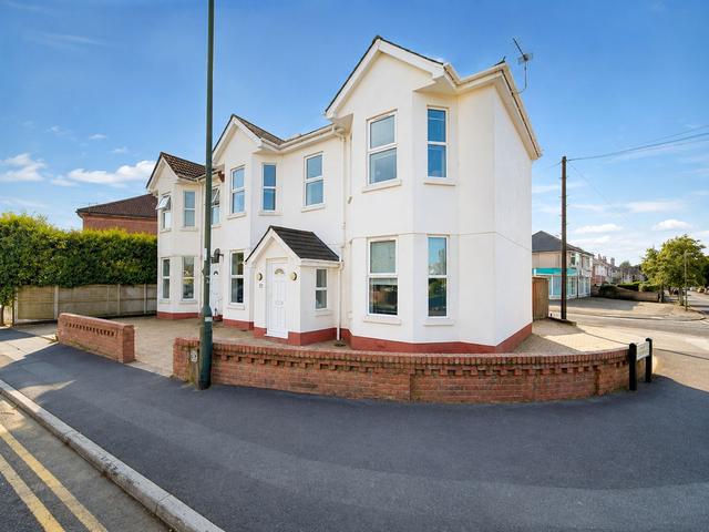 9 bed house — Heron Court Road, Winton