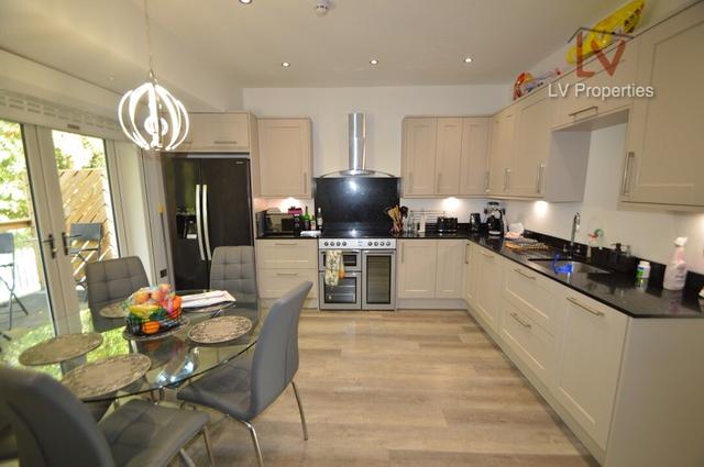 5 bed house — Hartley Avenue, Woodhouse