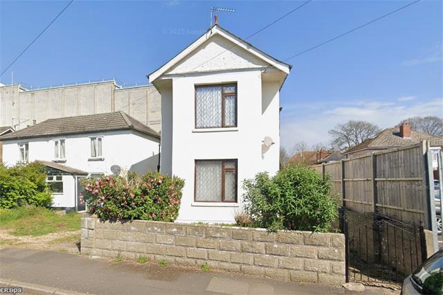 4 bed house — Brassey Road, Winton