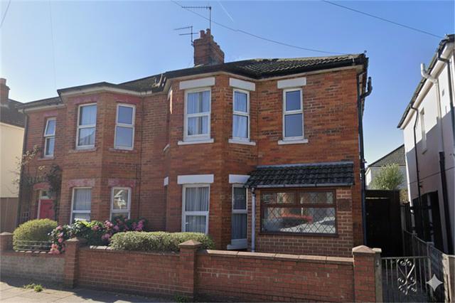 5 bed house — Shelbourne Road, Charminster