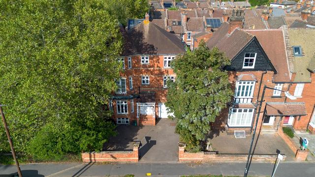 8 bed house — Avenue Road, Town Centre